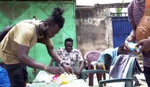 Yopougon : à la rencontre des vendeurs de friperies à l’esprit créatif