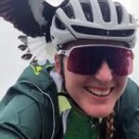 La cycliste Hayley Preen se fait attaquer par une pie !