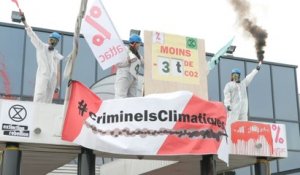 Des militants écologistes anti-jets privés bloquent l’aéroport du Bourget