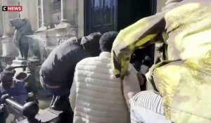 Un collectif de migrants force les portes de l'Hôtel de Ville de Paris et s'installe dans la cour en demandant à rencontrer Anne Hidalgo