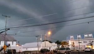 Ces pompiers admirent l'orage... Mais la foudre va tomber très près