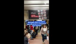 Réfugiés dans le métro, des habitants de Kiev entonnent l'hymne ukrainien