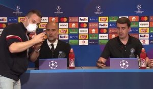 Groupe G - Quand un journaliste prend un selfie avec Pep Guardiola en conférence de presse...
