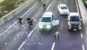 Une incroyable pluie de billets sur une autoroute au Chili, après un cambriolage spectaculaire