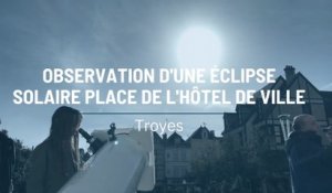 Observation d'une éclipse solaire place de l'hôtel de Ville