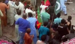 Imran Khan, ex-Premier ministre du Pakistan, blessé lors d'un rassemblement avec ses partisans