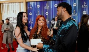 Katy Perry & Wynonna Judd Meet For The First Time On The Red Carpet, Talk About Music Legends, Beauty Secrets & More | CMA Awards 2022