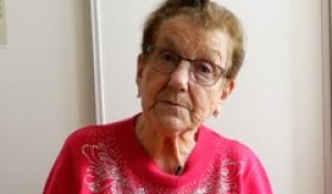 Suzanne, 92 ans, tricote des prothèses pour les femmes atteintes du cancer du sein