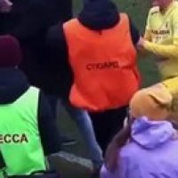 Un stadier empêche un footballeur de faire sa demande en mariage !