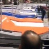 Un saut à la perche pour le moins original... et efficace