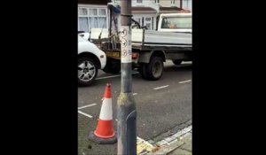 Ce dépanneur emporte une voiture d'une façon incroyable