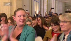 Vote en faveur de la constitutionnalisation de l'IVG : Mathilde Panot, entourée de ses collègues, chante "Debout les femmes"