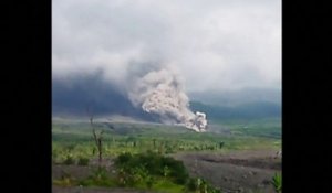 Le volcan Semeru en Indonésie est entré en éruption