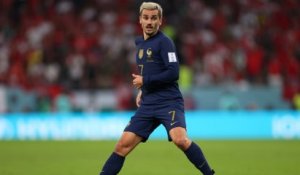 GALA VIDÉO - Antoine Griezmann intrigue : pourquoi l’attaquant des Bleus joue t-il en manches longues ?