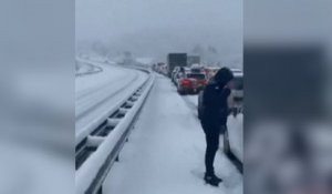 Lozère : les images des automobilistes piégés par la neige sur l’A75