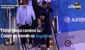 Messi, la Coupe du monde à la main, à la descente de l'avion, à Buenos Aires
