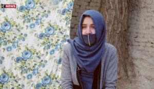 Afghanistan : une étudiante sage-femme obligée de rester chez elle