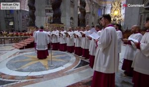 Des flots de fidèles à la basilique Saint-Pierre pour saluer Benoît XVI