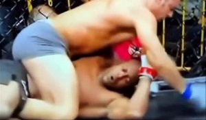 Un combattant MMA remet en place le protege dents de son adversaire