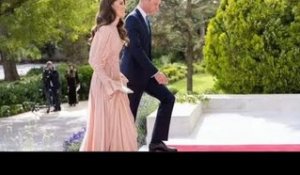Kate a parlé à la reine Rania de George, Charlotte et Louis au mariage, dit un lecteur sur les lèvre