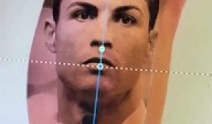 Il se fait tatouer Messi et Ronaldo sur la jambe... Gros fan de foot