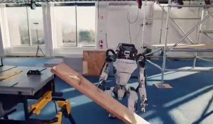 Un robot de Boston Dynamics aide un ouvrier sur un chantier