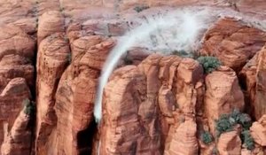 Un drone filme une impressionnante cascade inversée