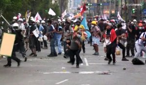 Lima : affrontements autour du Parlement péruvien, les manifestants exigent des élections
