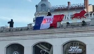 Réforme des Retraites - Des individus masqués brûlent une nouvelle fois un drapeau Français provoquant la colère de la Préfète : "Ces actes sont contraires aux valeurs républicaines"