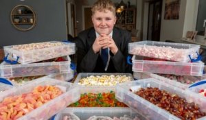 Âgé de 11 ans, il crée sa propre boutique de confiseries et vend des bonbons sans noix ni allergènes