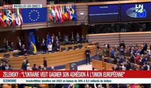Regardez le président ukrainien Volodymyr Zelensky, drapeau de l’Europe à la main, acclamé par le Parlement européen à Bruxelles - VIDEO