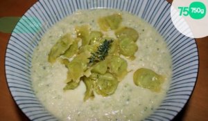 Soupe légère de courgettes, ravioles dorées et copeaux de parmesan