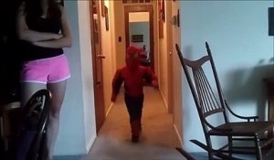 Quand tu éternues dans ton costume Spiderman... toile d'araignée sur le nez