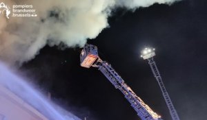 Les pompiers de Bruxelles éteignent une maison en feu à Dilbeek