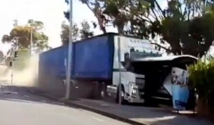 Australie : un camion fou finit sa course dans un abribus
