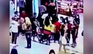 Gros problème d'escalator dans un centre commercial des Philippines
