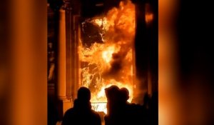Le porche de la mairie de Bordeaux incendié par des manifestants