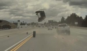 États-Unis : percutée par un pneu, une voiture s’envole sur l’autoroute