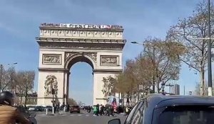 Retraites - Des manifestants de la CGT déploient une banderole géante sur l’Arc de Triomphe à Paris: "64 c’est non !" - Regardez