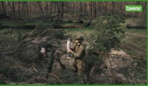 Une unité de mortier ukrainienne tient ses positions dans une forêt sur la ligne de front