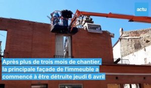 Démolition de la façade d'un immeuble de la rue de la République à Villefranche-de-Lauragais