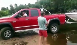 Il met son bateau à l'eau... et ça finit mal pour sa jeep