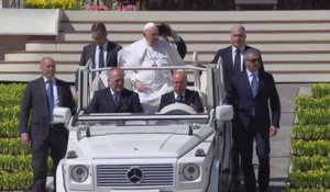 Pâques: le pape François salue la foule sur la place Saint-Pierre après la messe au Vatican