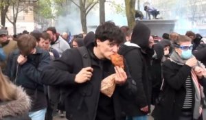 Un Youtubeur part à la recherche du meilleur croissant de Paris en pleine manif et c’est très drôle