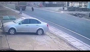 Un pneu de camion fait sa route tout seul et ça fait mal