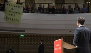 Emmanuel Macron interpellé par des manifestants lors d'une visite aux Pays-Bas