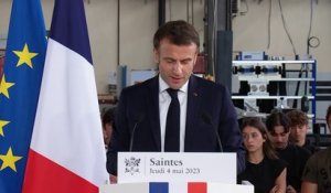 Lycée professionnel: "Chaque professeur engagé et volontaire pourra prétendre dès cette année à avoir une augmentation jusqu'à 7500 euros brut annuels", annonce Emmanuel Macron