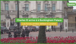 Charles II arrive  à Buckingham Palace, les militaires défilent dans Londres