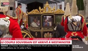 Couronnement de Charles III - Regardez la colère du Roi bloqué dans son carrosse pendant près de 5 minutes devant l'Abbaye de Westminster avant de pouvoir sortir