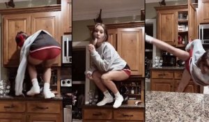 Une fille essaye de chanter dans la cuisine